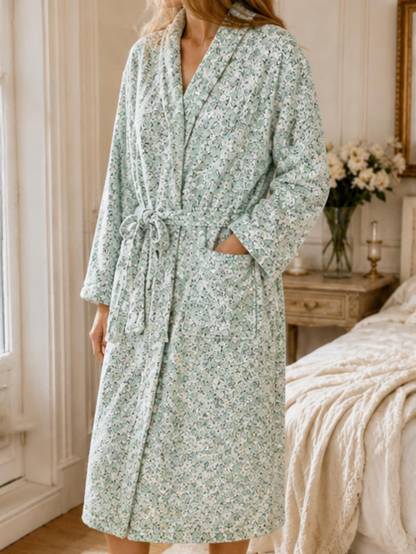 Bathrobe - レディース、ゆったりサイズ、緑色の小花柄プリント、コーラルフリース素材のローブ、長袖、ベルト付き、暖かいバスローブ、ポケット付き、ナイトガウン。