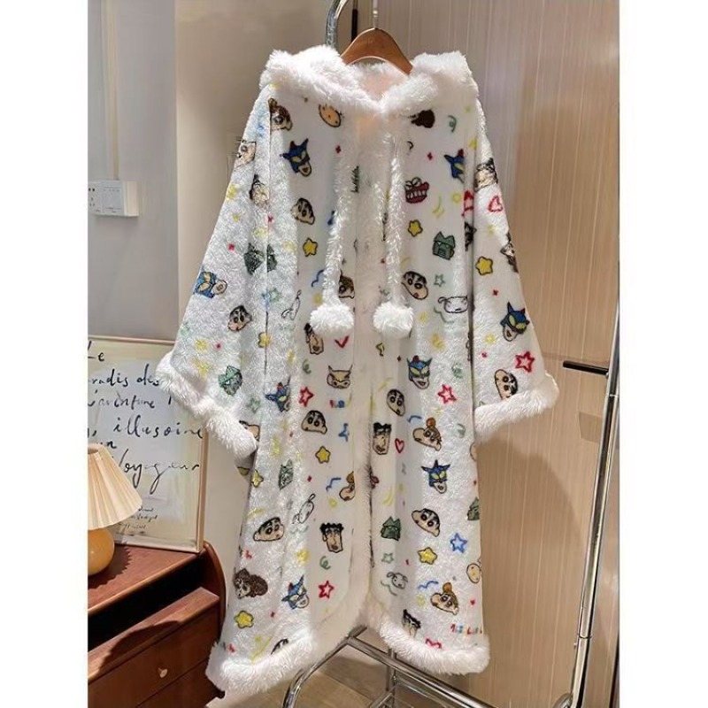 クレヨンしんちゃんのキャラクターが描かれた、コーラルフリース - Bathrobe のレビューと価格
